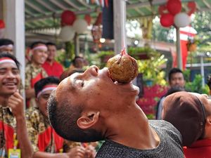 Lomba Tuang Tepung hingga Makan Biskuit, 5 Lomba Unik Ini Bikin Ngakak
