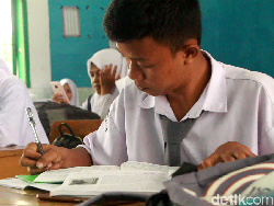 Via Vallen Tersentuh Hormat Bendera Hairil Pedagang Asongan, Janjikan Kado