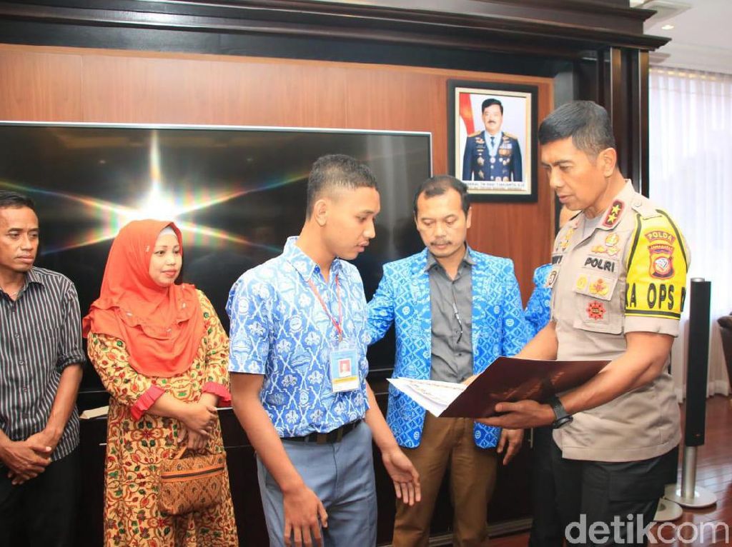 Bantu Aiptu Erwin, Siswa SMK di Cianjur Dapat Penghargaan Kapolda Jabar Bantu Aiptu Erwin, Siswa SMK di Cianjur Dapat Penghargaan Kapolda Jabar