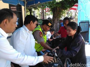 Pasca Polsek Wonokromo Diserang, Barang Bawaan Pengunjung Diperiksa Pasca Polsek Wonokromo Diserang, Barang Bawaan Pengunjung Diperiksa