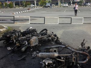 Sisa-sisa Bangkai Kendaraan Pasca-aksi Massa di Sorong