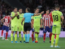 Pada menit ke-38, Getafe sudah harus kehilangan salah satu pemannya. Jorge Molina diusir wasit setelah mendapat kartu merah. REUTERS/Sergio Perez.