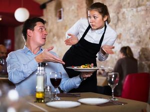 Duh! Pelayan dan Pemilik Resto Ini Ngamuk ke Pembeli Duh! Pelayan dan Pemilik Resto Ini Ngamuk ke Pembeli