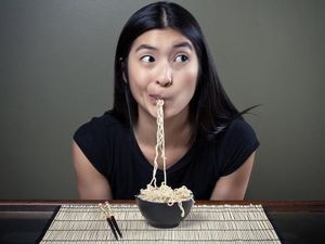 Wanita Ini Santap Mie Instan Selama Sebulan Demi Beli Kado Mahal, Tapi Berakhir Sedih