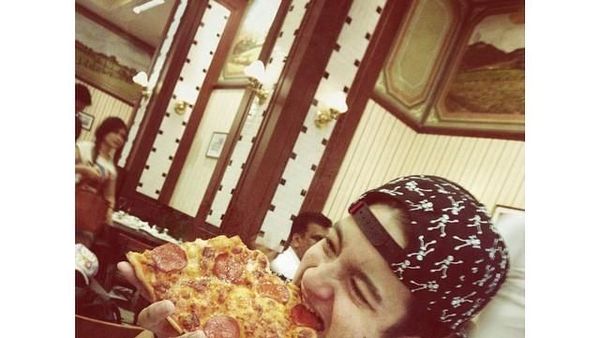 Seru! Ini Gaya Bryan Domani Makan Pizza Sampai Ayam Pop