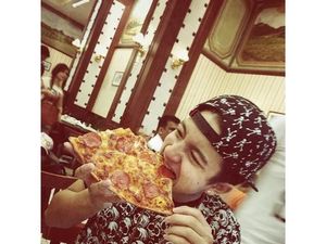 Seru! Ini Gaya Bryan Domani Makan Pizza Sampai Ayam Pop