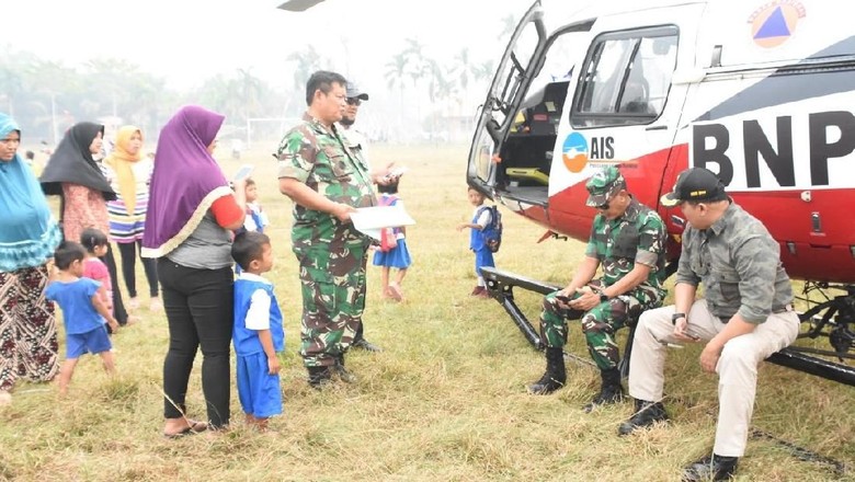 Tinjau Karhutla, Heli Bupati Musi Banyuasin Mendarat Darurat di Jambi