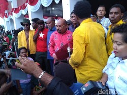 Terima Massa, Lukas Enembe Cerita Protes ke Khofifah soal Mahasiswa Papua