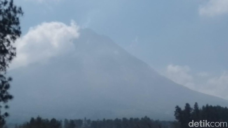 Gunung Merapi Embuskan Awan Panas Letusan Sore Ini