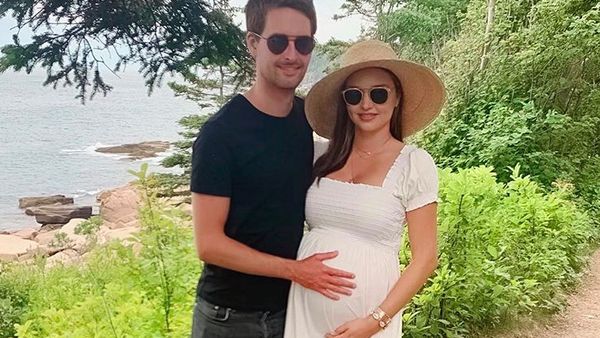 Kehamilan Supermodel Victoria Secret Istri Bos Teknologi