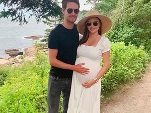 Kehamilan Supermodel Victoria Secret Istri Bos Teknologi