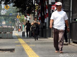 Trotoar Cikini Dilebarkan, Jalur Sepeda Dibongkar Trotoar Cikini Dilebarkan, Jalur Sepeda Dibongkar