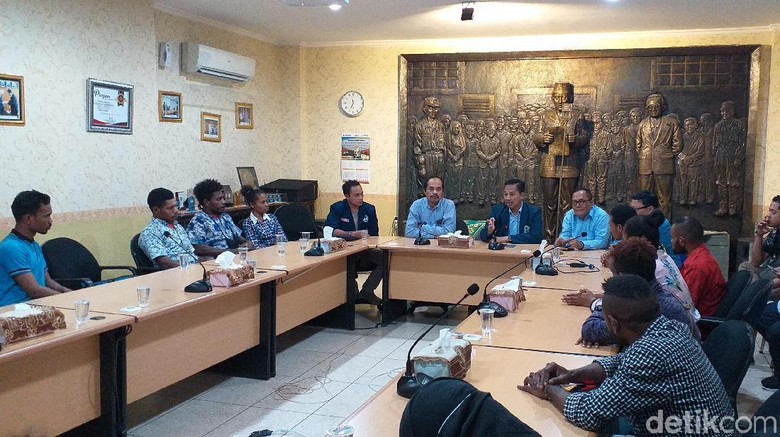 Mahasiswa Papua Tanggapi Insiden Penyerangan Asrama di Surabaya Mahasiswa Papua Tanggapi Insiden Penyerangan Asrama di Surabaya