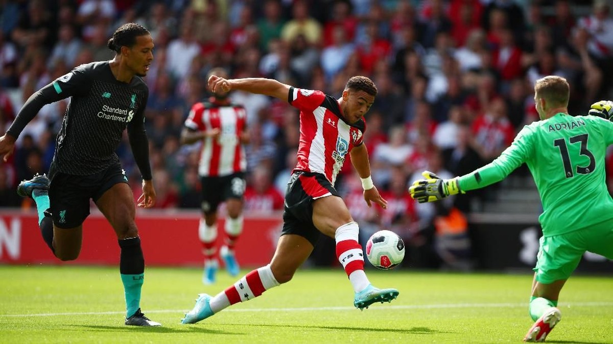 Gelandang Liverpool Goerginio Wijnaldum mendukung Adrian untuk bangkit usai blunder lawan Southampton. Foto: Hannah McKay / Reuters