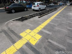 Atur PKL Berjualan, Anies: Trotoar Tidak Hanya untuk Pejalan Kaki