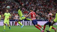 Serangan Atletico membuahkan hasil pada menit ke-23. Kieran Trippier melepaskan umpan dari sisi kanan dan dituntaskan oleh Alvaro Morata dengan sundulan. REUTERS/Sergio Perez.