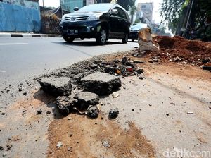 Proyek Galian Kabel Bikin Jalan Raden Saleh Berserakan Tanah