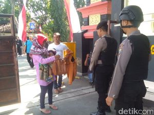 Mapolres Lamongan Dijaga Ketat Pasca Insiden Penyerangan Polsek Wonokromo