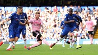 Gol itu membuat pemain Leicester bersemangat untuk membalikkan keadaan, Mereka menekan pertahanan Chelsea dan memaksa tuan rumah lebih bertahan. REUTERS/Eddie Keogh.