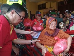 Ribuan Warga Antre Sembako di Klenteng Tulungagung