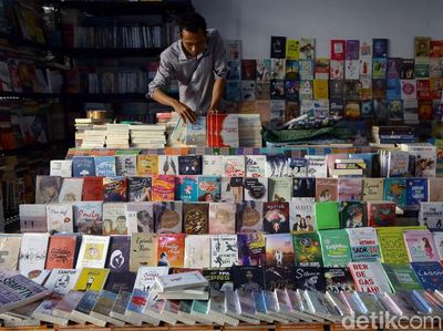 Surga Tersembunyi Pecinta Buku di Pasar Kenari