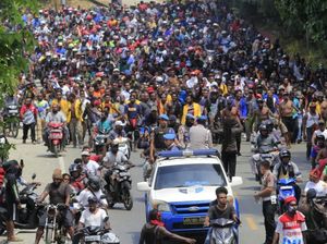 Ribuan Simpatisan Lukas Enembe Demo Tolak KPK di Papua Ribuan Simpatisan Lukas Enembe Demo Tolak KPK di Papua