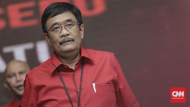 Ketua DPP PDI Perjuangan, Djarot Saiful Hidayat, saat menghadiri pelantikan Tri Rismaharini sebagai Ketua Bidang Kebudayaan DPP PDI Perjuangan masa bakti 2019-2024 di Kantor DPP PDI Perjuangan, Jakarta, Senin, 19 Agustus 2019. CNN Indonesia/Bisma SeptalismaSekjen PDI Perjuangan, Hasto Kristiyanto, saat menghadiri pelantikan Tri Rismaharini sebagai Ketua Bidang Kebudayaan DPP PDI Perjuangan masa bakti 2019-2024 di Kantor DPP PDI Perjuangan, Jakarta, Senin, 19 Agustus 2019. CNN Indonesia/Bisma Septalisma