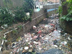 Duh! Kali Cibeureum di Kota Bogor Penuh Sampah Plastik