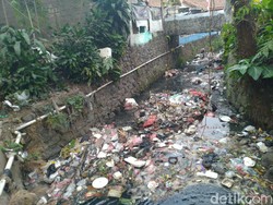 Duh! Kali Cibeureum di Kota Bogor Penuh Sampah Plastik