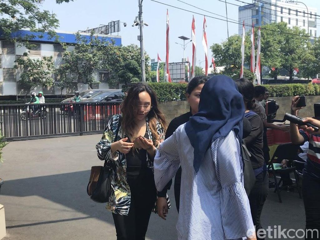 Sunan Kalijaga Kirim Somasi ke Joe yang Diduga Bikin Salmafina Pindah Agama Sunan Kalijaga Kirim Somasi ke Joe yang Diduga Bikin Salmafina Pindah Agama