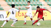 Para pemain timnas Indonesia terus menggempur pertahanan Myanmar.