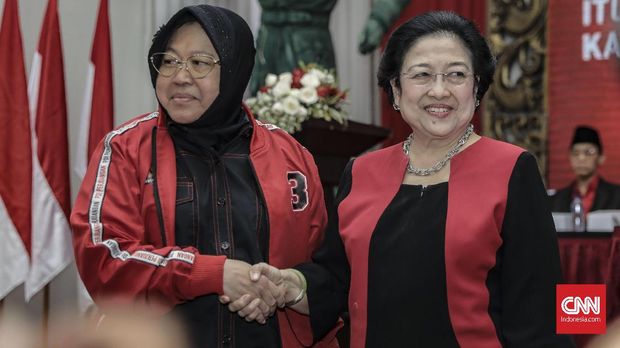 Ketua umum PDI Perjuangan, Megawati Soekarnoputri, saat melantik Tri Rismaharini sebagai Ketua Bidang Kebudayaan DPP PDI Perjuangan masa bakti 2019-2024 di Kantor DPP PDI Perjuangan, Jakarta, Senin, 19 Agustus 2019. CNN Indonesia/Bisma Septalisma