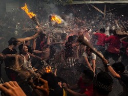 Perang Api Tradisi Tolak Bala Saat Perayaan Nyepi di Lombok