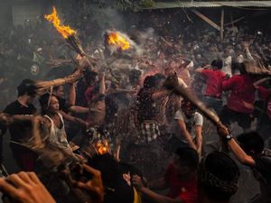 Perang Api Tradisi Tolak Bala Saat Perayaan Nyepi di Lombok Perang Api Tradisi Tolak Bala Saat Perayaan Nyepi di Lombok