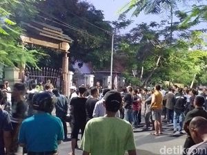 Mahasiswa Papua Tolak Dituduh Buang Bendera di Depan Asrama Kalasan Mahasiswa Papua Tolak Dituduh Buang Bendera di Depan Asrama Kalasan