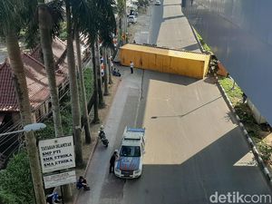 Truk Kontainer Terguling, Jalan di Bawah Stasiun LRT Palembang Tertutup Truk Kontainer Terguling, Jalan di Bawah Stasiun LRT Palembang Tertutup