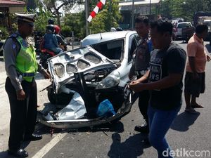 Sebuah Hatchback Ringsek Usai Tabrak Truk, 3 Orang Luka-luka