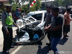 Sebuah Hatchback Ringsek Usai Tabrak Truk, 3 Orang Luka-luka