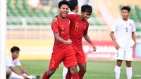 Supriadi merayakan gol bersama Bagas Kahfi (kiri). Dalam pertandingan ini Supriadi tiga kali membobol gawang Supriadi. Tiga gol itu dicetak di menit ke-38, 39, dan injury time babak pertama.
