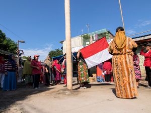 Ibu-ibu Rumah Tangga Melaksanakan Pengibaran Bendera HUT RI-7