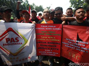 Demo Ganjil Genap, Massa Taksi Online Markir di Depan Balai Kota