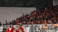 Para pemain Persija merayakan gol di hadapan Jakmania.