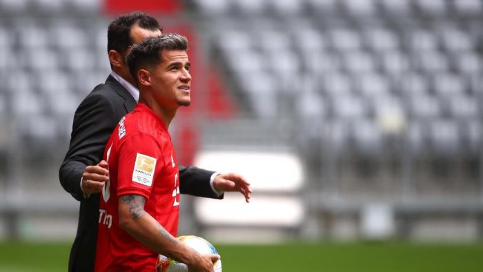 Philippe Coutinho Soccer Football - Bayern Munich unveil Philippe Coutinho - Allianz Arena, Munich, Germany - August 19, 2019 Bayern Munichs Philippe Coutinho with sporting director Hasan Salihamidzic during the presentation REUTERS/Michael Dalder