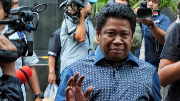 Anggota DPRD Jawa Barat Waras Wasistomembantah dikenalkan dengan Neneng.