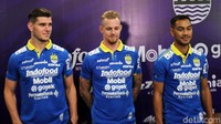 Tiga pemain itu, dua orang berasal dari Belanda, Nick Kuipers dan Kevin van Kippersluis, serta satu asing Asia merupakan orang Iran, Omin Nazari.