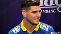 Nick Kuipers menyatakan senang bisa bergabung dengan Persib. Sama seperti Kevin, pemain berposisi bek ini menyebut Persib tim besar yang selalu jadi perbincangan banyak orang.