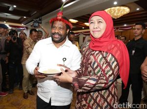 Dijamu Papeda, Lenis Kogoya Sebut Gubernur Khofifah Mama Papua Dijamu Papeda, Lenis Kogoya Sebut Gubernur Khofifah Mama Papua