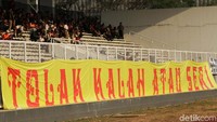 Jakmania menolak kalah atau seri.