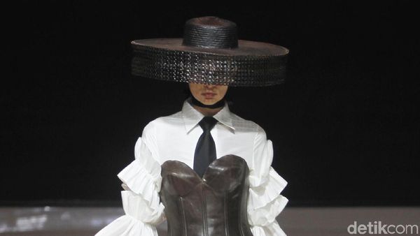 Foto: 8 Koleksi Batik Gedog Tuban Karya Denny Wirawan di JFFF 2019