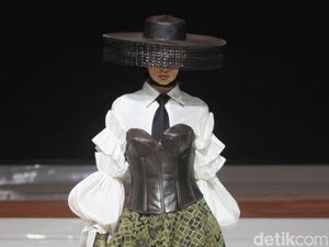 Foto: 8 Koleksi Batik Gedog Tuban Karya Denny Wirawan di JFFF 2019 Foto: 8 Koleksi Batik Gedog Tuban Karya Denny Wirawan di JFFF 2019